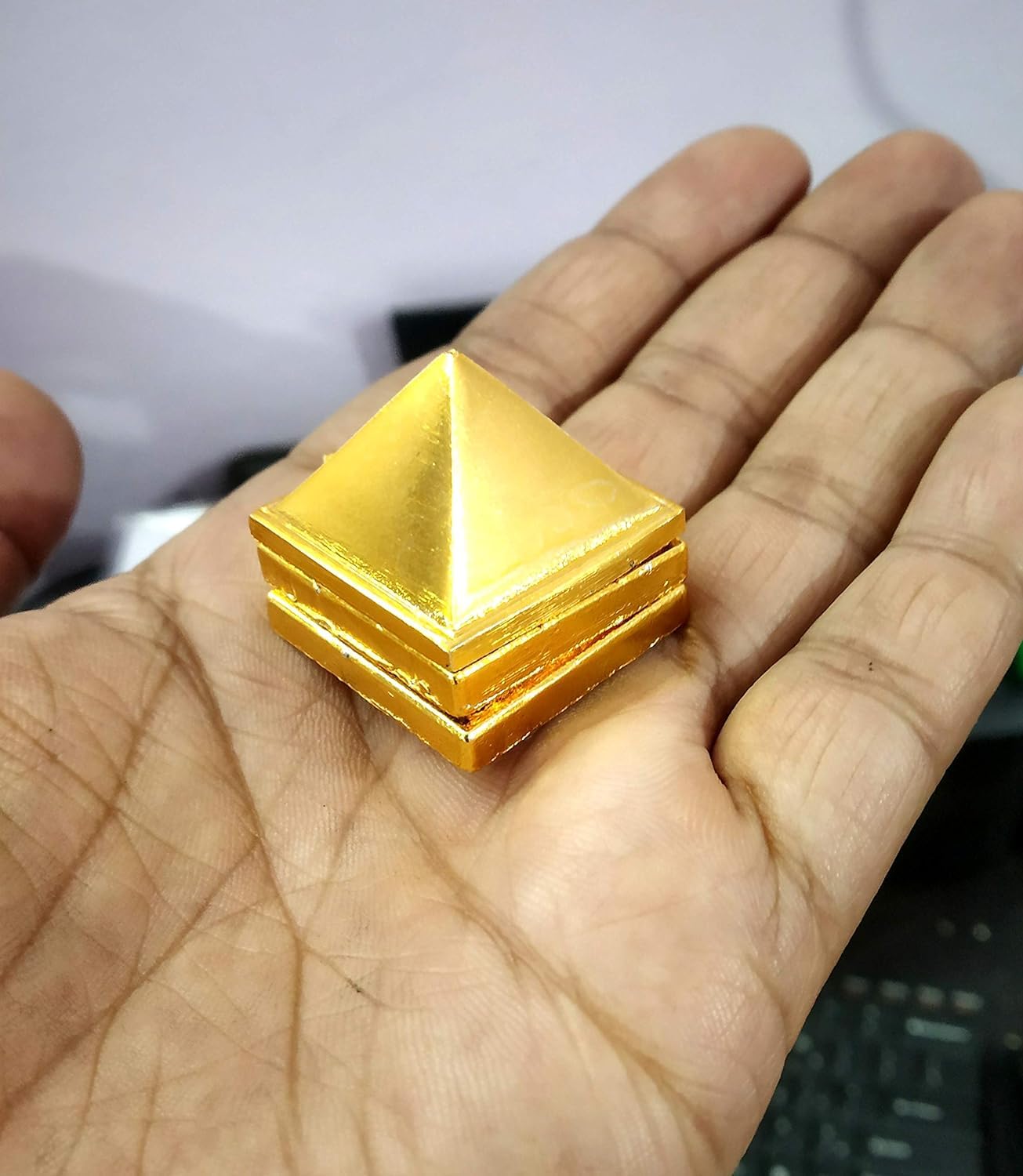 पूजाहोम वास्तु पीतल का पिरामिड जो सकारात्मक ऊर्जा फैलाता है, घर और कार्यालय के लिए 3 परत वाला धातु पिरामिड 2 इंच